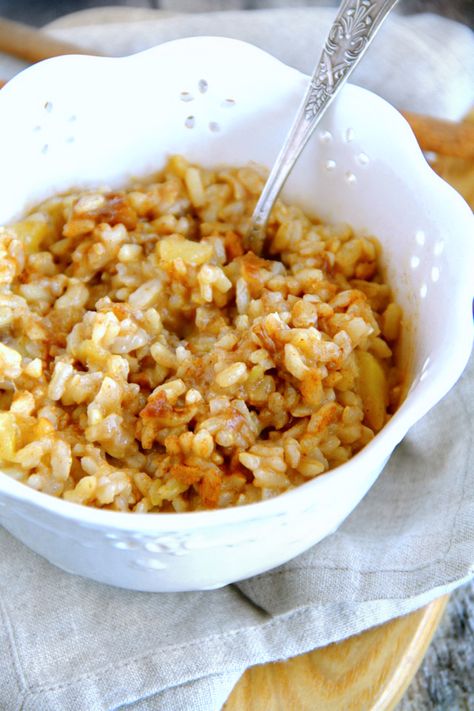 Sweet Brown Rice Breakfast Bowl -- an INCREDIBLE combination of textures and flavours in one hearty and nutritious breakfast! || runningwithspoons.com #glutenfree #vegan Brown Rice Breakfast, Sweet Brown Rice, Brown Rice Cooking, Rice Breakfast, Breakfast Bowls Recipe, Healthy Breakfast Bowls, Warm Breakfast, Keto Vegan, Breakfast Bowl