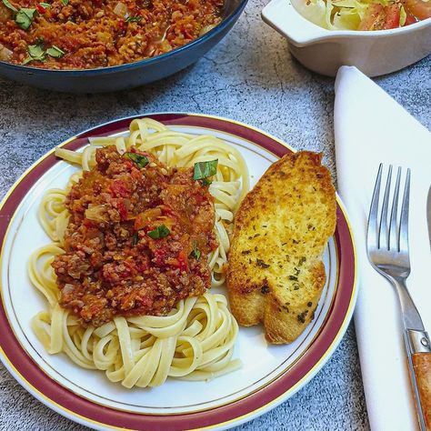 Spaghetti With Garlic Bread, Easy Bolognese Sauce, Easy Bolognese, Slow Cooker Bolognese Sauce, Plate Of Spaghetti, Slow Cooker Bolognese, Turkey Bolognese, Lamb Curry, Bolognese Sauce