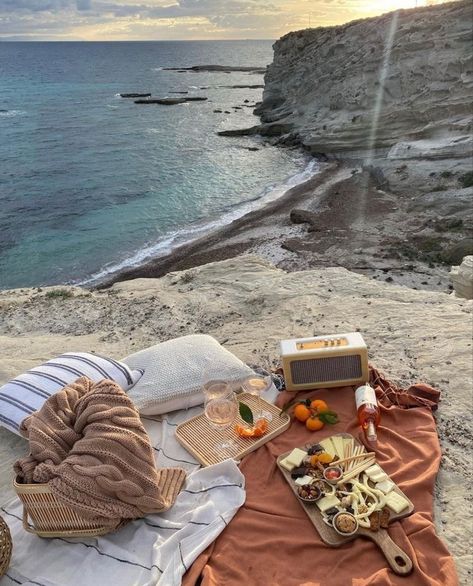 Picnic On The Beach, Dream Dates, Picnic Inspiration, Cute Date Ideas, Vision Board Pictures, Picnic Date, Picnic Time, Summer Bucket Lists, A Picnic