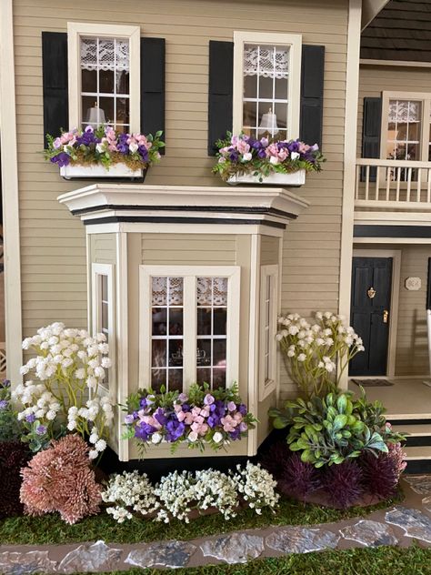 Outside Doll House Ideas, Doll House Front Porch, Dollhouse Porch Railing Diy, Miniature House Exterior, Dolls House Garden, Victorian Farmhouse Dollhouse, Doll House Outside, Dollhouse Painting Ideas Exterior, Dollhouse Exterior Ideas Color Schemes