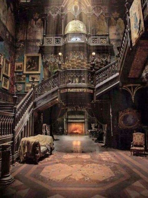 Interior of an abandoned Victorian mansion Victorian Homes Interior, Old Mansions Interior, Unusual Architecture, Mansion Aesthetic, Manor Homes, Old Victorian Homes, Ancient Houses, Victorian Mansion, Old Mansion