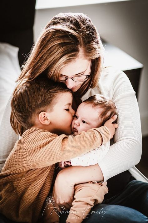 Brother And Newborn Pictures, Family Of 4 Newborn Pictures At Home, Newborn Sibling Photos, Newborn Shoot At Home With Siblings, Family Of 4 Newborn Pictures, Toddler And Newborn Pictures, Newborn Family Pictures With Siblings, Newborn And Toddler Pictures, Newborn And Sibling Photo Ideas