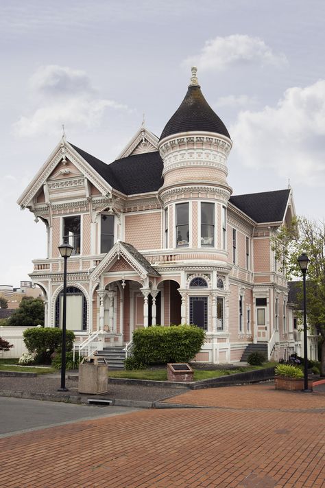 Old victorian house called the "Pink Lady" built in 1889 in Eureka, California. Pink Victorian House, Old Victorian House, Old Victorian Homes, Victorian Style House, Victorian Style Homes, Pink Victorian, Pink House, Victorian Architecture, Victorian House