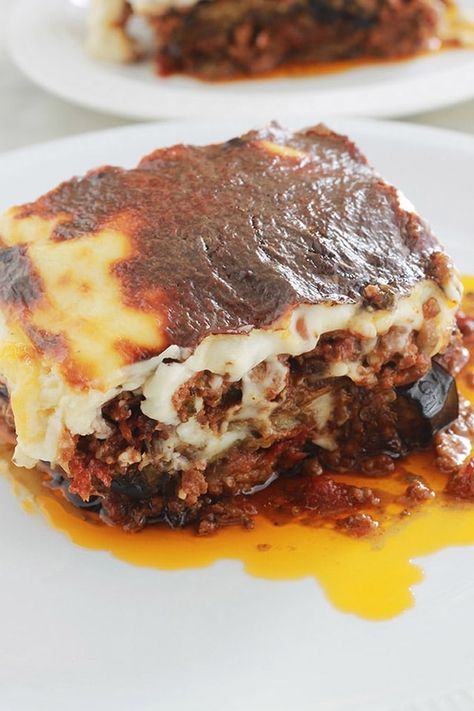 Moussaka grecque, recette facile via @lacculinaire Vegan Bechamel Sauce, Vegan Moussaka, Baked Eggplant, Savoury Recipes, Vegetable Drinks, Minced Meat, Sauce Tomate, Healthy Eating Tips, Basic Recipes