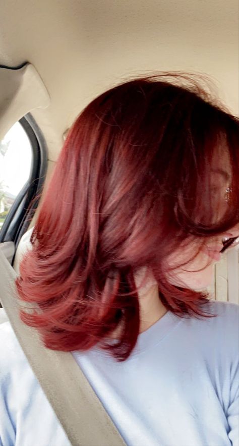 Red Hair 90s Style, Red Hair Color On Short Hair, Short Hair To Shoulder, Red Hair Inspo Color Short, Cute Haircuts For Medium Hair Wavy, Wine Red Hair Medium Length, Red Haircuts Medium, Red Hair Short Aesthetic, Haircuts With Red Hair