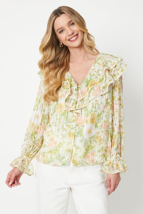 Lightweight chiffon blouse adorned with an allover floral burnout pattern Feminine ruffle detailing along the V-neckline adds a romantic touch Long blouson sleeves with elasticated cuffs for a relaxed yet flattering fit Loose, flowy silhouette perfect for layering or wearing alone Easy machine wash care for effortless upkeep Embrace the season's romantic aesthetic with this chiffon blouse from Oasis. The floral burnout pattern radiates a delicate, feminine charm, while the ruffle neckline and blouson sleeves lend a touch of whimsy. Style it with white jeans and sandals for a chic daytime look, or layer it over a camisole for a casual family gathering. With its lightweight fabric and relaxed silhouette, this versatile top is a must-have for your warm-weather wardrobe. Monet's Garden, Romantic Aesthetic, Work Wear Outfits, Delicate Feminine, Smart Dress, Lace Skater Dress, Spring Floral Dress, Petite Tops, Floral Ruffle