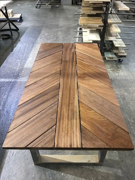 Diy Wooden Table Top, Wood Table Top Design Ideas, Wooden Table Top Designs, Wooden Table Top Ideas, Tile Kitchen Floor Ideas, Table Chevron, Tile Kitchen Floor, Kitchen Floor Ideas, Table Top Ideas