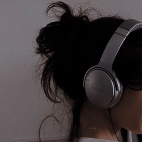 Headphone Outfit, Headphones Aesthetic, Iphone Headphones, Bose Headphones, Cute Headphones, Wearing Headphone, Apple Headphone, Girl With Headphones, Sony Headphones