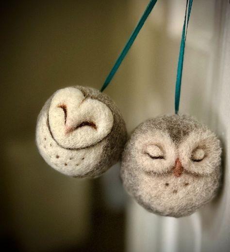 Needle Felted Animals Patterns Free, Wool Felted Ornaments, Needlefelt Christmas Decorations, Felted Christmas Balls, Needle Felt Christmas Ornaments, Needle Felt Ornaments, Felted Christmas Decorations, Needle Felting Christmas, Needlefelt Ideas