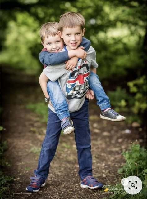 2 Brothers Photography Poses, Brother Photo Ideas, Sibling Photography Poses, Brother Pictures, Sibling Photo Shoots, Composition Photo, Brothers Photography, Brother Photos, Sibling Pictures