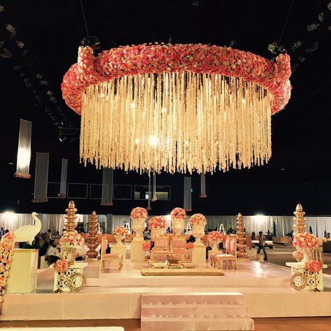 20+ Exceptionally Beautiful Mandap Decor Ideas for your Dreamy Pheras! | ShaadiSaga Wedding Decorations Modern, Indian Wedding Venue, Mandap Design, Night Wedding Decor, Wedding Hall Decorations, Wedding Entrance Decor, Wedding Stage Design, Desi Wedding Decor, Mandap Decor