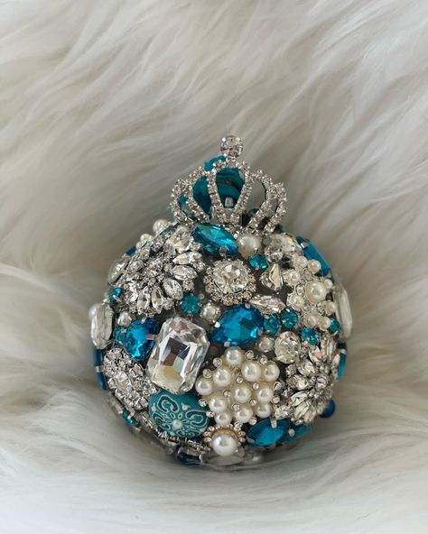 Bejeweled Christmas Ornaments, Repurposed Ornaments, Rhinestone Christmas Ornaments, Jeweled Trees, Jeweled Ornaments, Jeweled Christmas Ornaments, Jewelry Trees, Christmas Jewelry Diy, Fancy Christmas Ornaments