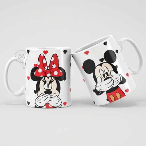 Arte Caneca Mickey e Minnie - Mão na Boca Inclui: - 1 CDR (Editável) - 1 PDF - 1 JPG (Estampa) - 1 Mockup (Sem Marca D'água ) /// ENVIO SUPER RÁPIDO /// Cricut Valentines Projects, Sublimacion Ideas, Mug Print, Mugs Designs, Valentine Projects, Cup Art, Unique Coffee Mugs, Mug Printing, Kit Digital