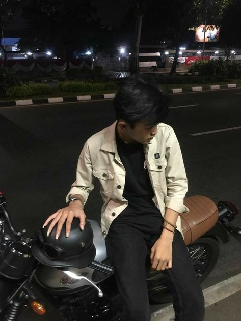 Follow dulu sebelum baca ! [ Squel - Jodoh Dari Allah ] Ini tentan… #fiksiremaja # Fiksi remaja # amreading # books # wattpad Outfit Cowo, Korean Couple Photoshoot, Bike Photography, Biker Boys, Cool Boy Image, Selfie Poses Instagram, Aesthetic Boys, Boy Pictures, Boy Photography Poses