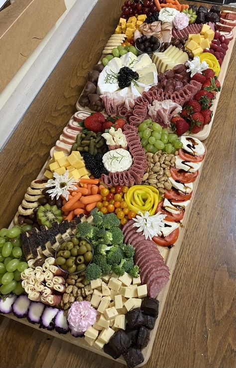 Big Cheese Board, Charcuterie Board Meats, Food Boards, Buffet Ideas, Party Food Buffet, Catering Ideas Food, Charcuterie Inspiration, Charcuterie Cheese, Party Food Platters