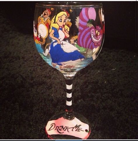 Disney Wine Glasses, Alice In Wonderland Crafts, Alice And Wonderland, Decorated Wine Glasses, Hand Painted Glasses, Glass Bottle Diy, Wine Glass Crafts, Wine Glass Art, Hand Painted Wine Glasses