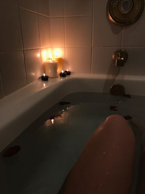 Bath Aesthetic, Wine Candles, Snapchat Streak, Dream Bath, Photos Tumblr, Relaxing Bath, Bubble Bath, Insta Photo Ideas, Instagram Story Ideas