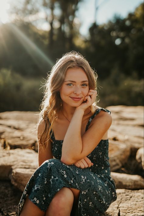 Seniors Photoshoot Ideas, Trendy Photography, Fall Senior Pictures Outfits Dresses, Shy Senior Pictures, Photoshoot Poses Ideas Outdoor, Late Summer Photoshoot, Female Photoshoot Poses Outdoor, Fall Portraits Women, Garden Photography Poses