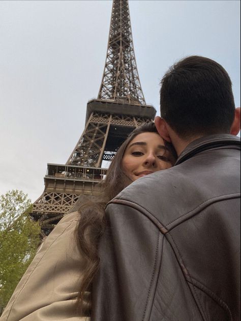 Paris Couple Pictures, Paris Trip Outfits, Eiffel Tower Pictures, Cute Couple Aesthetic, Couple Travel Photos, Paris Photo Ideas, Couple Aesthetics, Paris Couple, Paris Winter