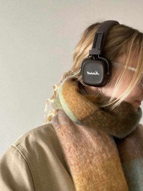 Brown Marshall Headphones, Marshall Headphones Outfit, Marshall Headphones Aesthetic, Fashion Headphones, Headphone Outfit, Marshall Headphones, Headphone Fashion, Girl With Headphones, Brown Outfit