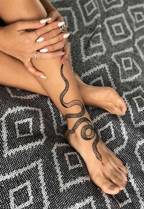 First Tattoo Placement, A Snake Tattoo, Tattoo Bein Frau, Tiny Foot Tattoos, Small Animal Tattoos, H Tattoo, Snake Tattoo Design, Muster Tattoos, Inspiration Tattoos