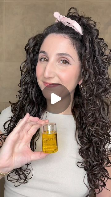 Lauren | curls & hairstyles on Instagram: "How to get the most out of OLAPLEX N°.7 Bonding Oil #olaplexpartner ✨3 taps✨to break the gel cast 3 taps per section helps me release the gel cast, seal in moisture and increase softness for touchable curls ✨2 taps✨ to fight unwanted frizz After rubbing the oil together on my hands I like to apply it directly to the problem area smoothing down the frizz while I gently work in the product l ✨1 tap✨ for an extra boost of shine Focusing this ultra-lightweight oil primarily on the on the mid-ends of my hair helps dramatically increase shine Added benefits: protects from heat damage Made for all hair types Minimizes flyaways #OLAPLEX @olaplex available @sephora" Bonding Oil, Curls Hairstyles, Hair Help, Heat Damage, All Hair Types, Curled Hairstyles, Hair Types, My Hair, Help Me