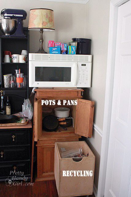 Kitchen In Room, Vintage Galley Kitchen, Makeshift Kitchen, Temporary Kitchen, Apartment Vintage, Galley Kitchen Ideas, Kitchen Cabinet Painting, House Under Construction, Kitchen Setup