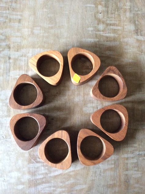 Wooden Table Decor, Wood Napkin Rings, Wood Kitchen Utensils, Napkin Rings Diy, Wood Resin Table, Wooden Tableware, Wooden Napkin Rings, Easy Wood, Wooden Accessories