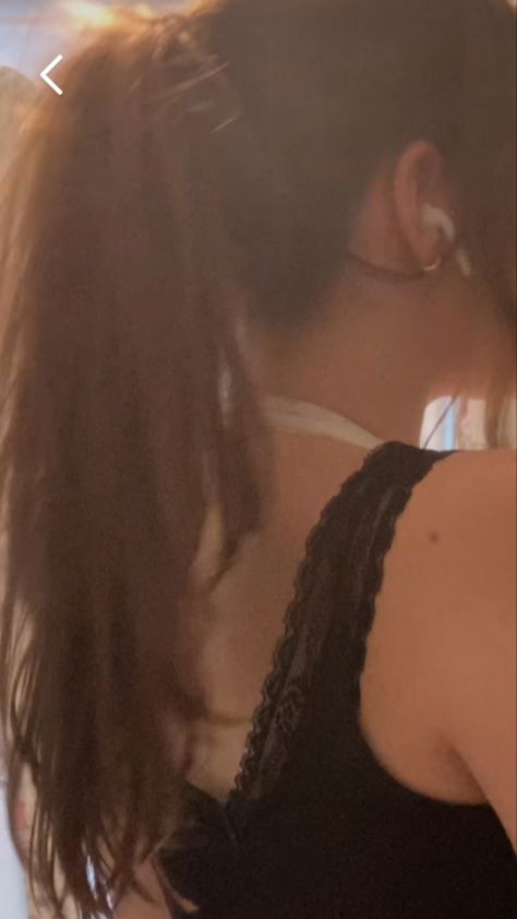 messy hairstyle| high ponytail| hairstyles| wavy hair| brunette| scruffy hair| Messy Ponytail Black Hair, High Ponytail Brown Hair, Long Messy Ponytail, Wavy Hair Ponytail Messy, Messy Ponytail Aesthetic, Messy High Pony, Grunge Girl Hair, Hairstyle High Ponytail, Wavy Hair Brunette