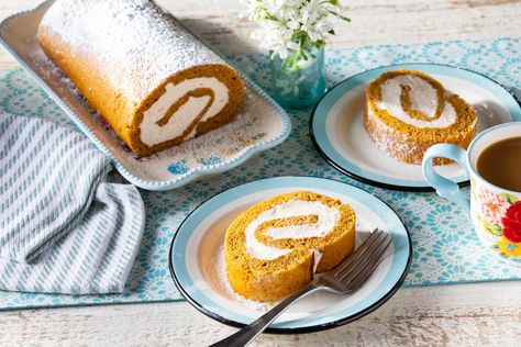 It's Not Fall Until You Bake a Pumpkin Roll with Cinnamon Cream Cheese Frostingthepioneerwoman Vegetarian Easter, Jelly Roll Cake, Pumpkin Roll Cake, Sponge Cake Filling, Pumpkin Rolls Recipe, Swiss Rolls, Pumpkin Sheet Cake, Easter Menu, Pumpkin Desserts