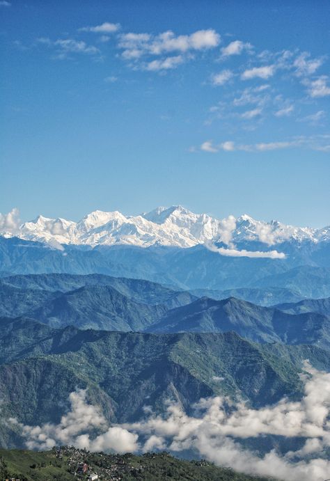 India, West Bengal Darjeeling. Mountains In India, Travel In India, Himalayas Mountain, Cowboy Stuff, Touch The Sky, Scenic Travel, Space Cowboy, Winter Sunset, Morning View