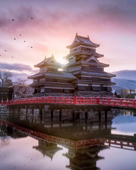 Visit Japan: It's easy to see why Matsumoto Castle is a National Treasure, with its striking ... https://www.alojapan.com/387465/visit-japan-its-easy-to-see-why-matsumoto-castle-is-a-national-treasure-with-its-striking/ #Visitjapan, #Tradition, #VisitJapan, #VisitJapanAU Castle Turret, Matsumoto Castle, Ice Sculptures, Visit Japan, National Treasure, Black Exterior, The Castle, Japan Travel, Big Ben