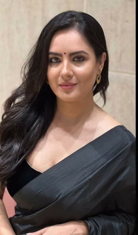 Puja Bose, Pooja Benarji, Vani Bhojan Face, Puja Banerjee, Bhama Actress In Saree, Indian Hair Color, Priya Bhavani Shankar Hot Face, Beautiful Dresses Short, Beautiful Girls Dresses