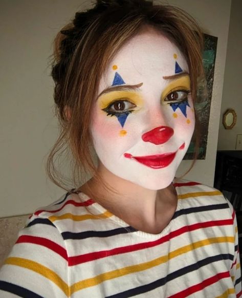 Clown Makeup Reference, Clown Costume Hair Ideas, Baby Clown Makeup, Simple Clown Face Paint, Clown Face Makeup Easy, Clown Makeup Traditional, Clown Makeup Lips, Basic Clown Makeup Easy, At Home Clown Costume