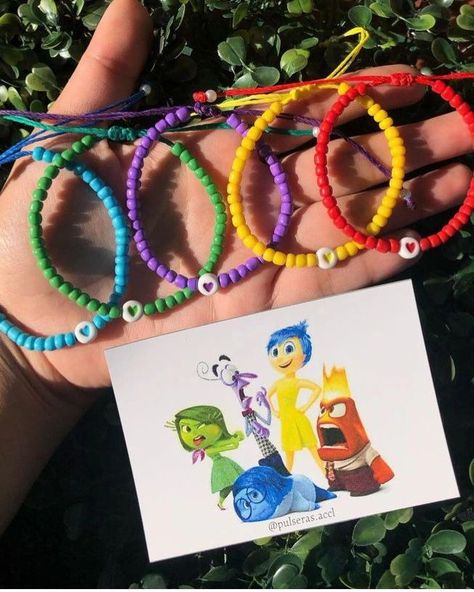 Miren las que ingresaron!! Intensamente 💓🌈 Pulseras para compartir en equipo🌈 Ordena la tuya!! Fan Bracelet, Disney Bracelet, Ankle Jewelry, Diy Jewelry Unique, Beaded Bracelets Diy, Bracelets Handmade Beaded, Bead Designs, Clay Beads, Diy Beads