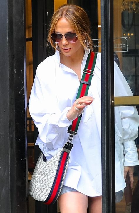 Gucci's Attaché Bag Is Fall 2022's It Accessory, According To Celebs Gucci Attache Bag Outfit, Gucci Neo Vintage Messenger Bag Outfit, Outfits With Big Bags, Gucci Attache Bag, Gucci Crossbody Bag Outfit, Gucci Bag Aesthetic, White Gucci Bag, Gucci Bag Outfit, Celebrity Bags