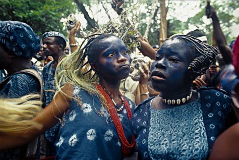 Yoruba dancers in Nigeria with indigo dyed clothing and skin. Oman Girls, Yoruba People, African Indigo, African Royalty, Indigenous Tribes, Black Femininity, African Textiles, Indigo Dye, African Culture