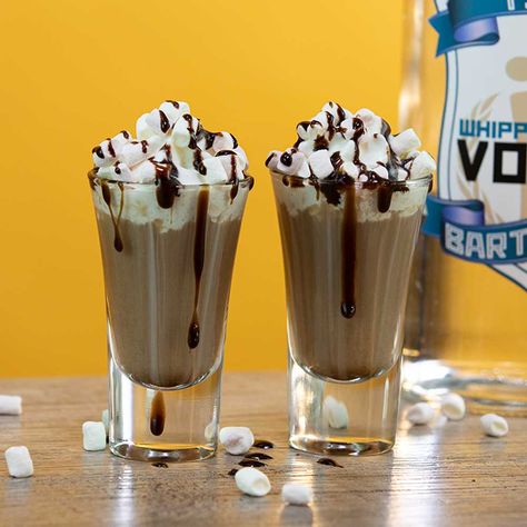 Hot Chocolate Shots, Vodka Hot Chocolate, Alcoholic Hot Chocolate, Holiday Dessert Drinks, Bourbon Hot Chocolate, Easy Holiday Dessert, Dessert Cocktails, Chocolate Vodka, Dream Dessert