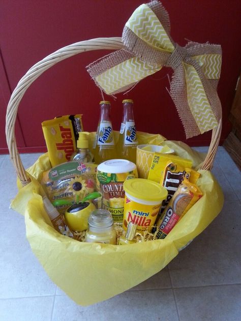 Basket full of sunshine Color Party Basket Ideas Yellow, Yellow Snack Basket, Basket Full Of Sunshine Gift Ideas, Basket Full Of Sunshine, Yellow Gifts Basket, Homemade Birthday Gifts, Homemade Gift Baskets, Boyfriend Gift Basket, Bff Birthday Gift