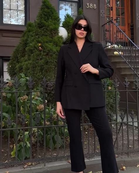 Office Outfit Ideas for 2024, According to Fashion Executives Black Work Outfits Women, All Black Work Outfits Women, All Black Work Outfits, Black Work Outfit, Office Outfit Inspiration, Jil Sander Dress, Office Outfit Ideas, Workwear Outfits, Cool Women