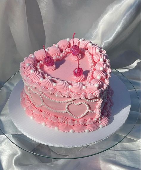 Bolo Taylor Swift, Heart Cake Design, Vintage Heart Cake, Heart Birthday Cake, Candyland Cake, Heart Shaped Cake, Vintage Birthday Cakes, Cake Mini, Heart Cakes