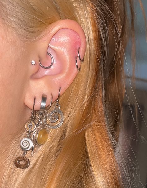 Piercings Ear Grunge, Row Of Ear Piercings, Elevated Lobe Piercing, Daith Tragus Helix Piercing, Pretty Piercings For Women, Ear Piercing Styling Silver, Silver Earring Ideas, Silver Piercing Ideas, Earring Stacking Ideas