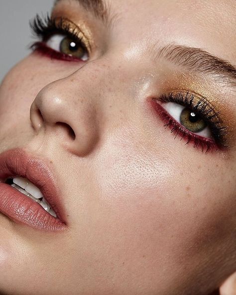 Glitter Mascara, Vogue Brazil, Eyebrow Eyeshadow, Smink Inspiration, Gold Makeup, Mac Eyeshadow, Makeup Tutorial For Beginners, Trendy Makeup, Happy Girl