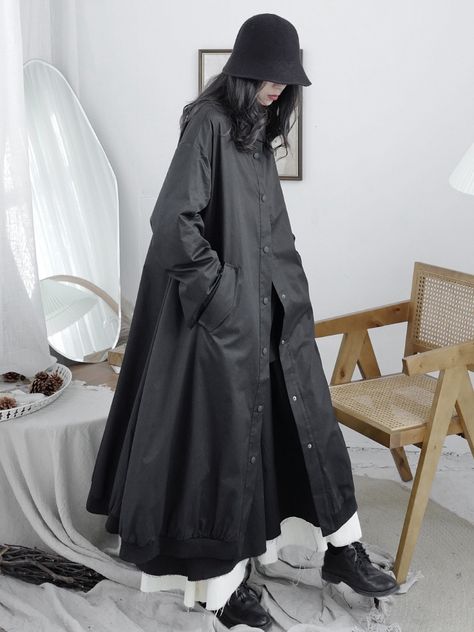 Raincoat Aesthetic, Coat Outfit Casual, Long Raincoat, Raincoat Outfit, Fashion Forms, Simple Chic, Coat Outfits, Loose Dress, Model Dress