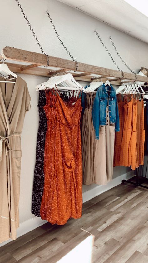 Boutique Walls Ideas, Clothing Store Wall Design, Pegboard Clothing Display, Women Clothing Boutique Decor, Online Boutique Storage Ideas, Small Clothing Store Ideas, Boutique Wall Ideas, Clothing Display Ideas Boutiques Small Spaces, Diy Boutique Decor Ideas