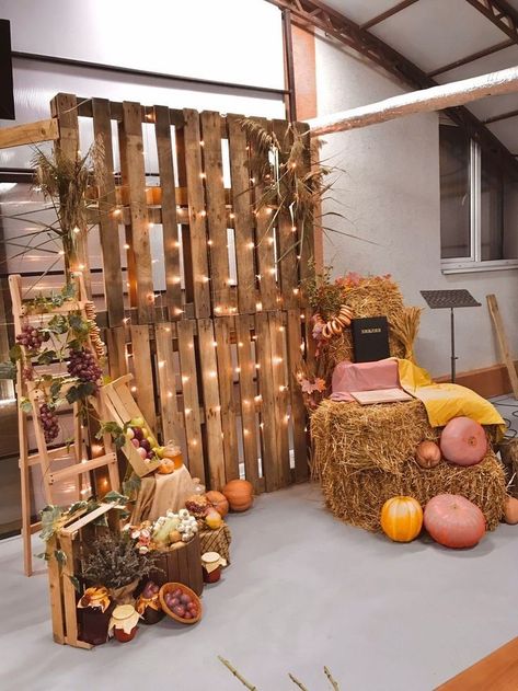 Fall Photo Booth, Decor Photobooth, Pallet Backdrop, Fall Pallets, Fall Front Porch Decor Ideas, Fall Backdrops, Fall Carnival, Harvest Fest, Diy Photo Backdrop