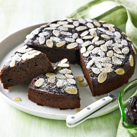 A healthier WW recipe for Chocolate and prune cake ready in just 55min. Get the SmartPoints value plus browse 5,000 other delicious recipes today! Prune Cake Recipe, Vegan Prune Recipes, Recipes With Prunes Healthy, Chocolate Prune Cake Recipe, Prunes Dessert, How To Make Prunes Taste Good, Prune Cake, Prune Recipes, Cinnamon Breakfast