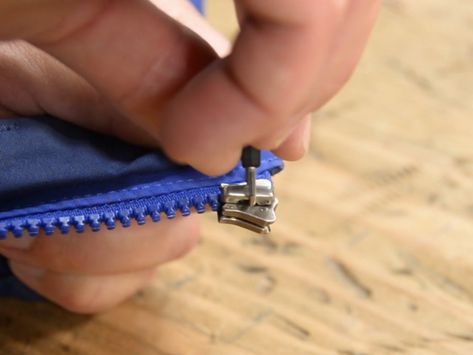 Lanyard Knot, Fix A Zipper, Zipper Tutorial, Mending Clothes, Zipper Repair, Zipper Vest, Broken Zipper, Sewing Lessons, Bag Patterns To Sew