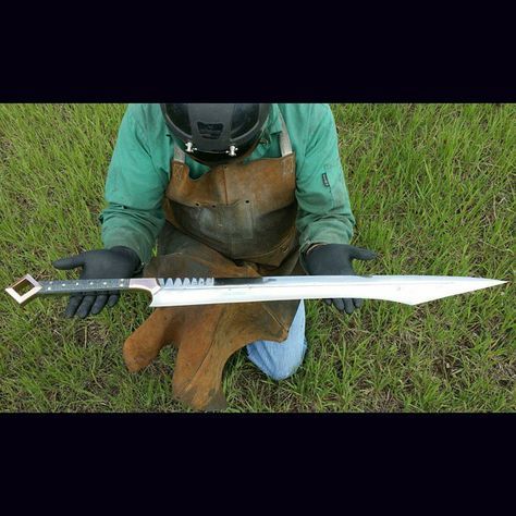 I neeeeeeeeeeeddd this! This has got to be one of the coolest swords ever made. La Forge, Bushcraft Knives, Cool Swords, Cool Knives, Knife Making, Larp, Bushcraft, Blacksmithing, Swords