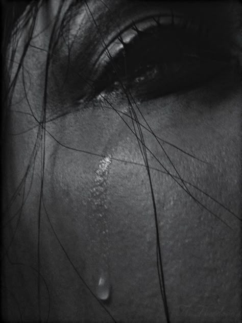 Crying Photography, Crying Eyes, Dark Art Photography, Yennefer Of Vengerberg, Photographie Portrait Inspiration, Black And White Photograph, Foto Art, Dark Photography, Book Aesthetic